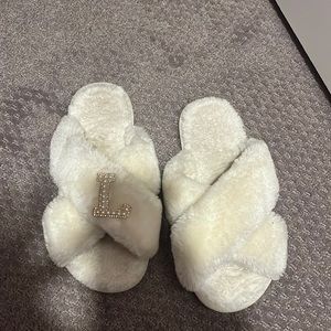 L white slippers